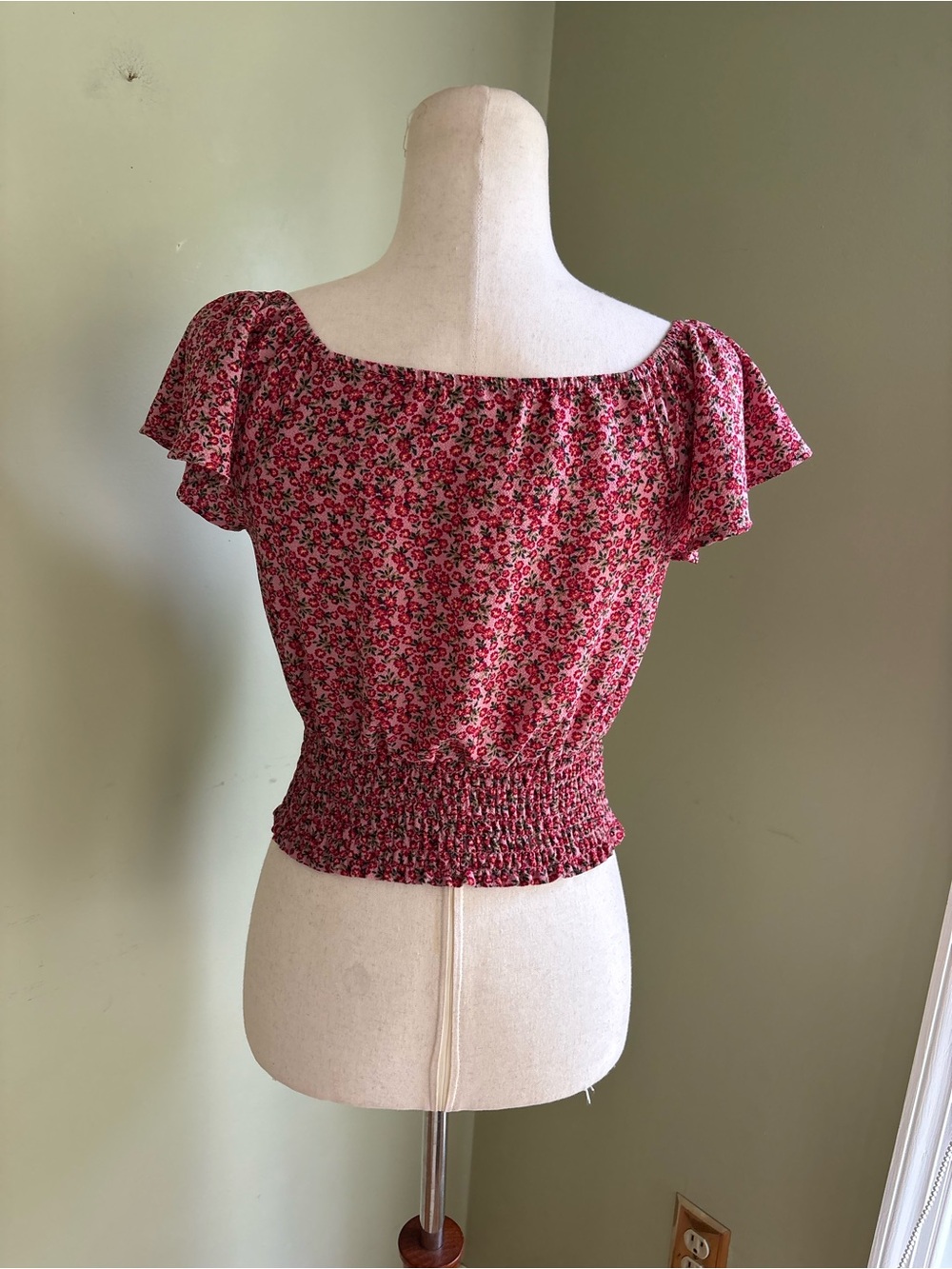 Monteau Pink Floral Smocked Crop Top w/short flutter sleeves. Small. Great shape - Picture 4 of 15